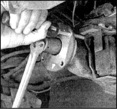 6. Зафиксируйте фланец редуктора и отверните гайку ведущей шестерни.