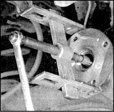 7. Снимите фланец редуктора.