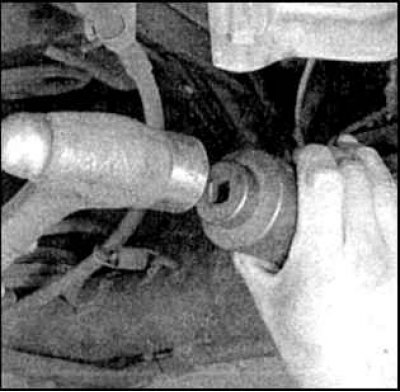 9. Смажьте сальник и проточку в картере редуктора консистентной смазкой. Аккуратно, не допуская…