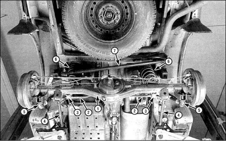 1. Задний мост; 2. Стабилизатор; 3. Хомуты; 4. Нижние штанги; 5. Амортизаторы; 6. Пружины; 7.…