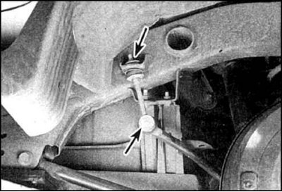 2. Отверните гайки (указаны стрелками) и снимите тяги стабилизатора.