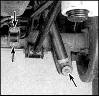 3. Отверните болты (указаны стрелками) хомутов втулок.