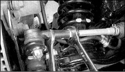 2. Отпустите контргайку наконечника тяги.