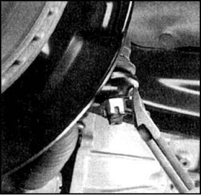 4. Расшплинтуйте корончатую гайку шарового шарнира.