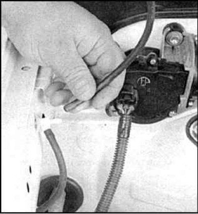 2. Отсоедините шланги стеклоомывателя.