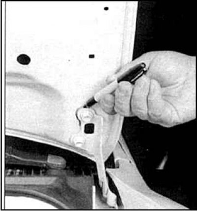 3. Очертите контуры петель капота.