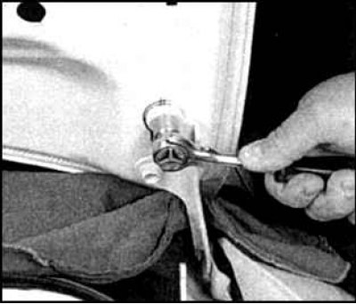 4. Подложите ветошь под углы капота, попросите помощника удерживать капот с одной стороны,…