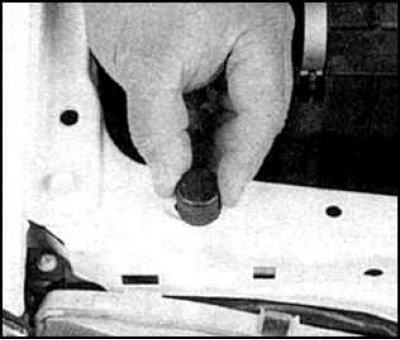 3. Выворачивая или заворачивая, отрегулируйте буфера капота на стойке радиатора так, чтобы закрытый…