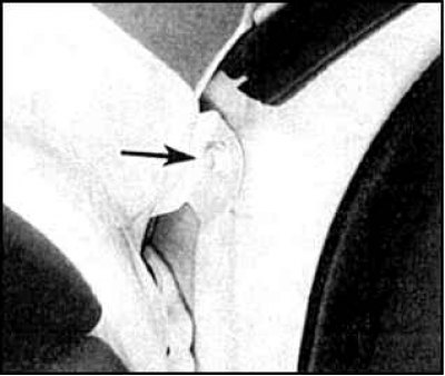 7. Откройте дверь и отверните болт крепления верхнего заднего угла крыла (указан стрелкой).