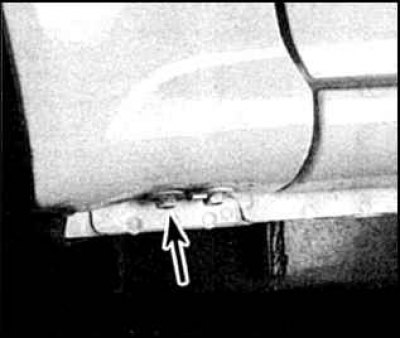 8. Отверните болт нижней задней кромки крыла, который находится прямо за колесной нишей (указан…