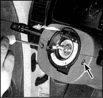 4. Открутите винты крепления кожуха на лицевой части (фото слева) и снизу (фото справа) (может…