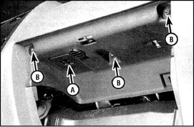 9. Достаньте крышку (А) в потолочной части перчаточного ящика и отсоедините разъем подушки…