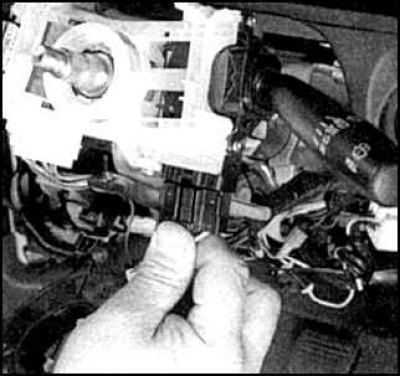 5. Отсоедините разъем от переключателя стеклоочистителя.