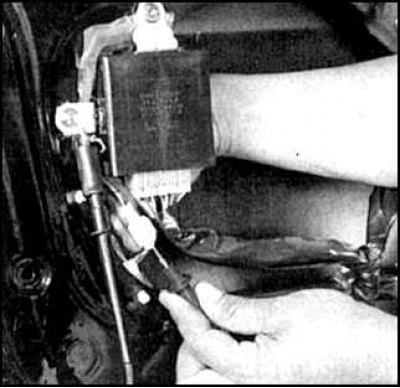 14. Если не срабатывает только один соленоид, то проверьте присутствие на нем напряжения, сняв…